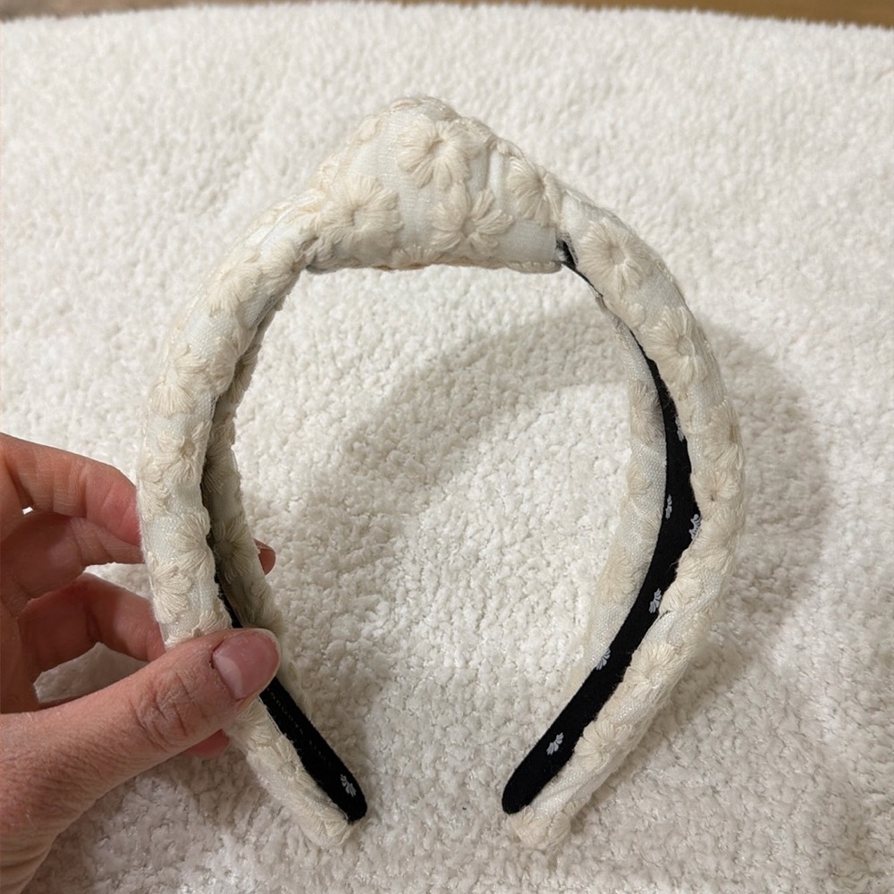 Lele Sadoughi floral embroidered headband! So cute for spring!